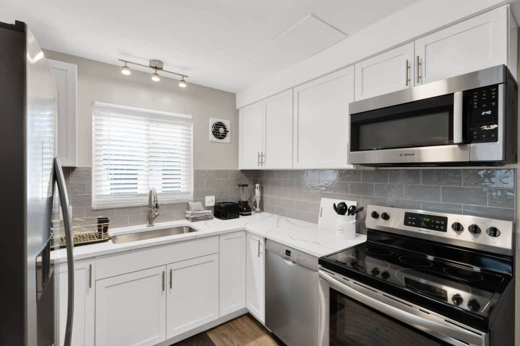 • Fully Equipped
▫Keurig▫blenders▫spices▫cooking spray▫cookware▫bakeware▫mixing bowls▫storage containers▫plenty of utensils/plates/bowls/glasses, etc). 
• Extra paper towels, dish soap, & trash bags are in cupboards below the sink.
⟬main level⟭