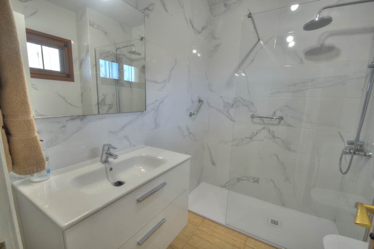 Baño con ducha a ras de suelo
