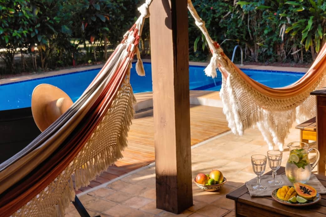 Piscina privativa com deck e área de refeições Piscina privativa com deck e área de refeições