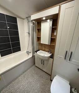 Master bedroom en suite bathroom