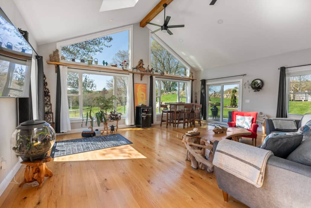 Living room, large sofa, bar table, TV and field views. Living room, large sofa, bar table, TV and field views.