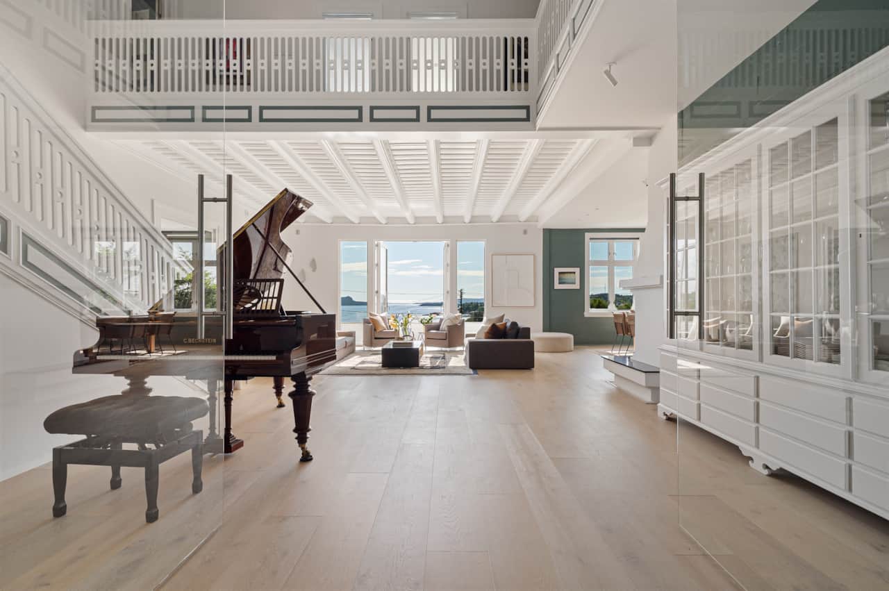 Step into our stunning living room with panoramic views of the Fanafjord.