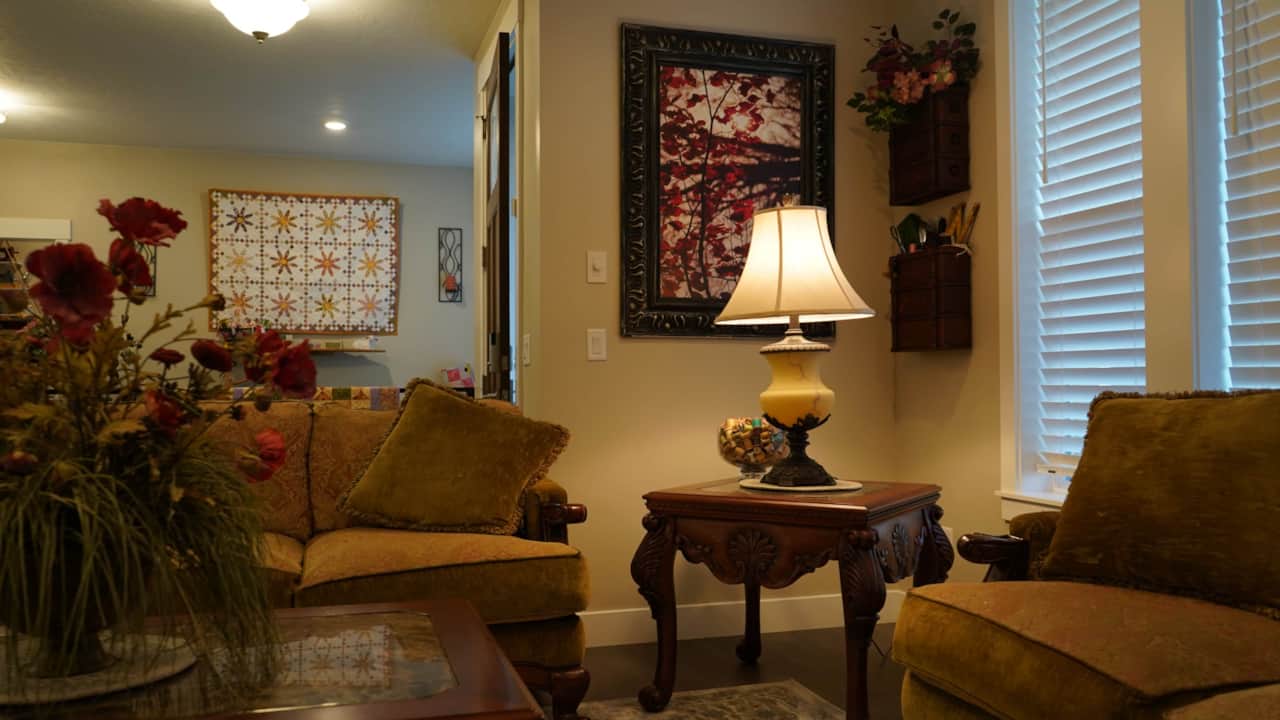 cedar-city-quilt-retreat-living-room-decor.JPG