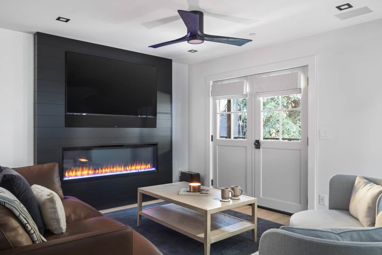 Cozy living room w/ fireplace feature