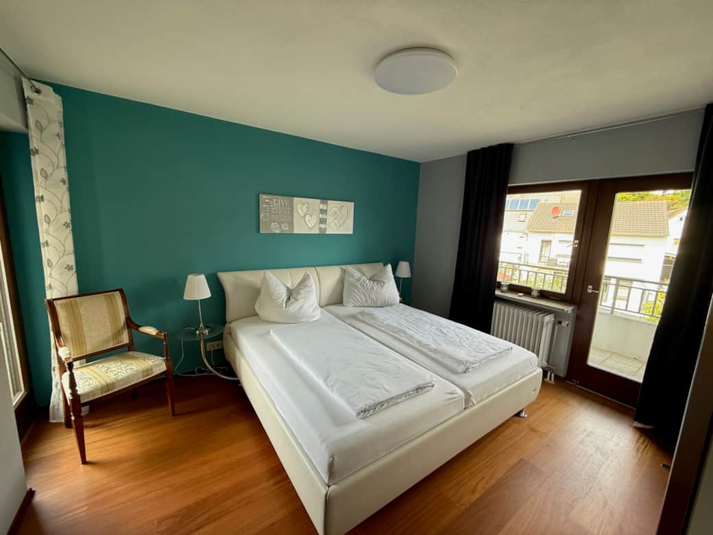 Schlafzimmer 1 mit Zugang zu 2 Balkonen Schlafzimmer 1 mit Zugang zu 2 Balkonen