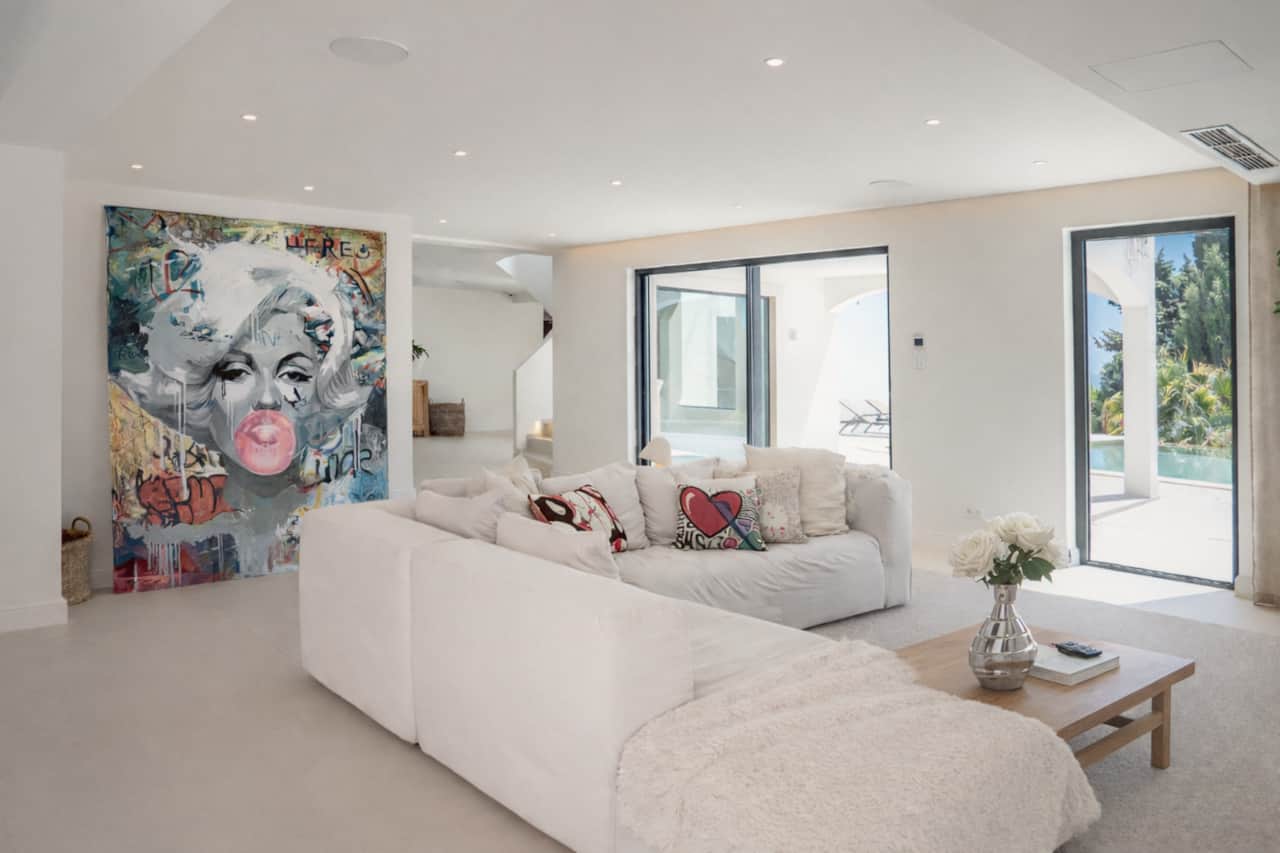 Bright living room opening onto the garden