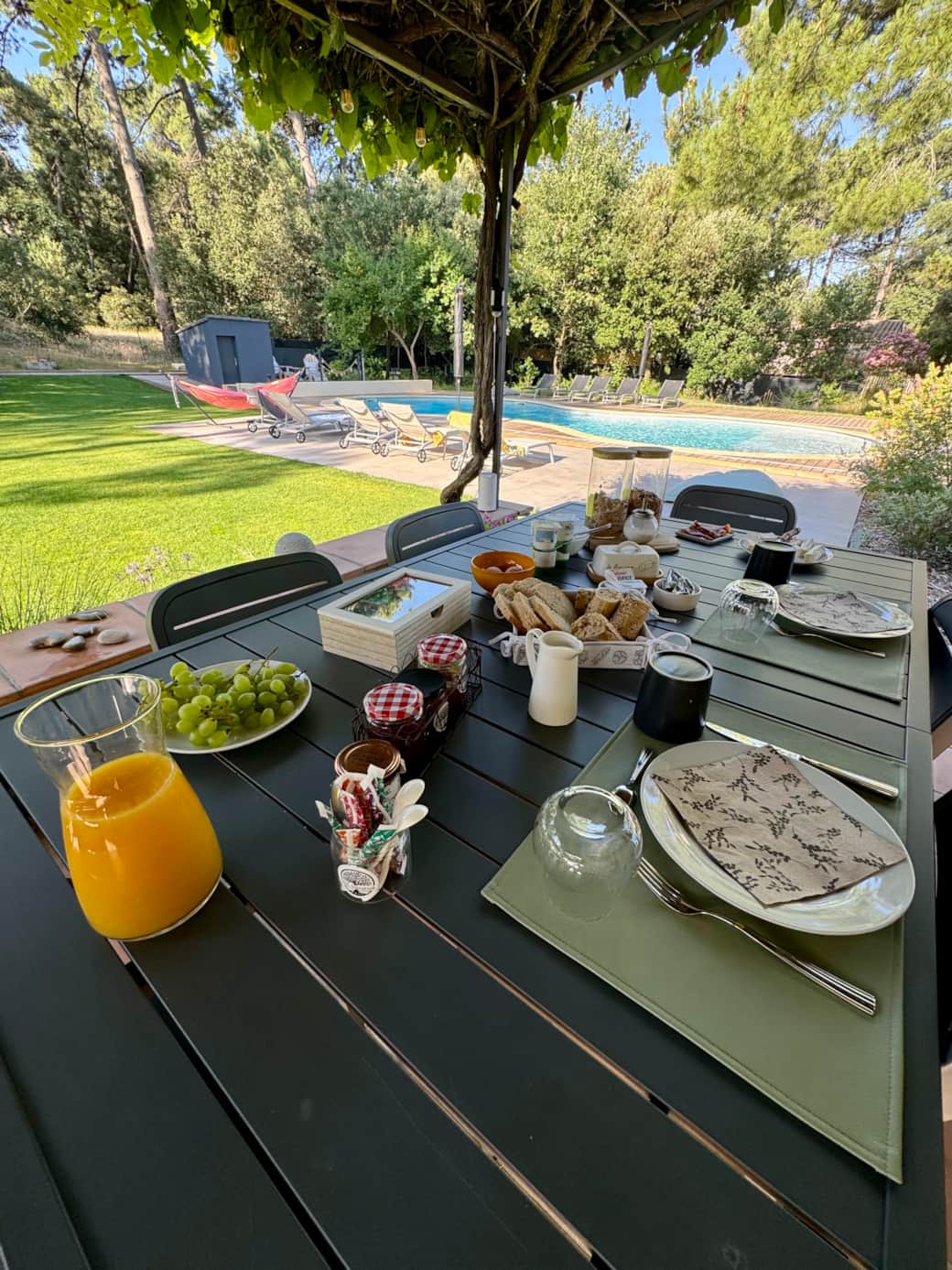 Commencez la journée avec un petit-déjeuner inclus face à la nature provençale Commencez la journée avec un petit-déjeuner inclus face à la nature provençale