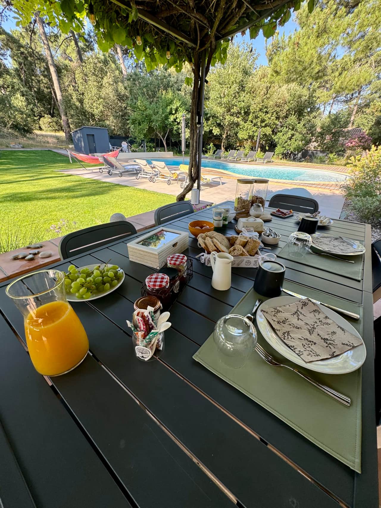 Commencez la journée avec un petit-déjeuner inclus face à la nature provençale