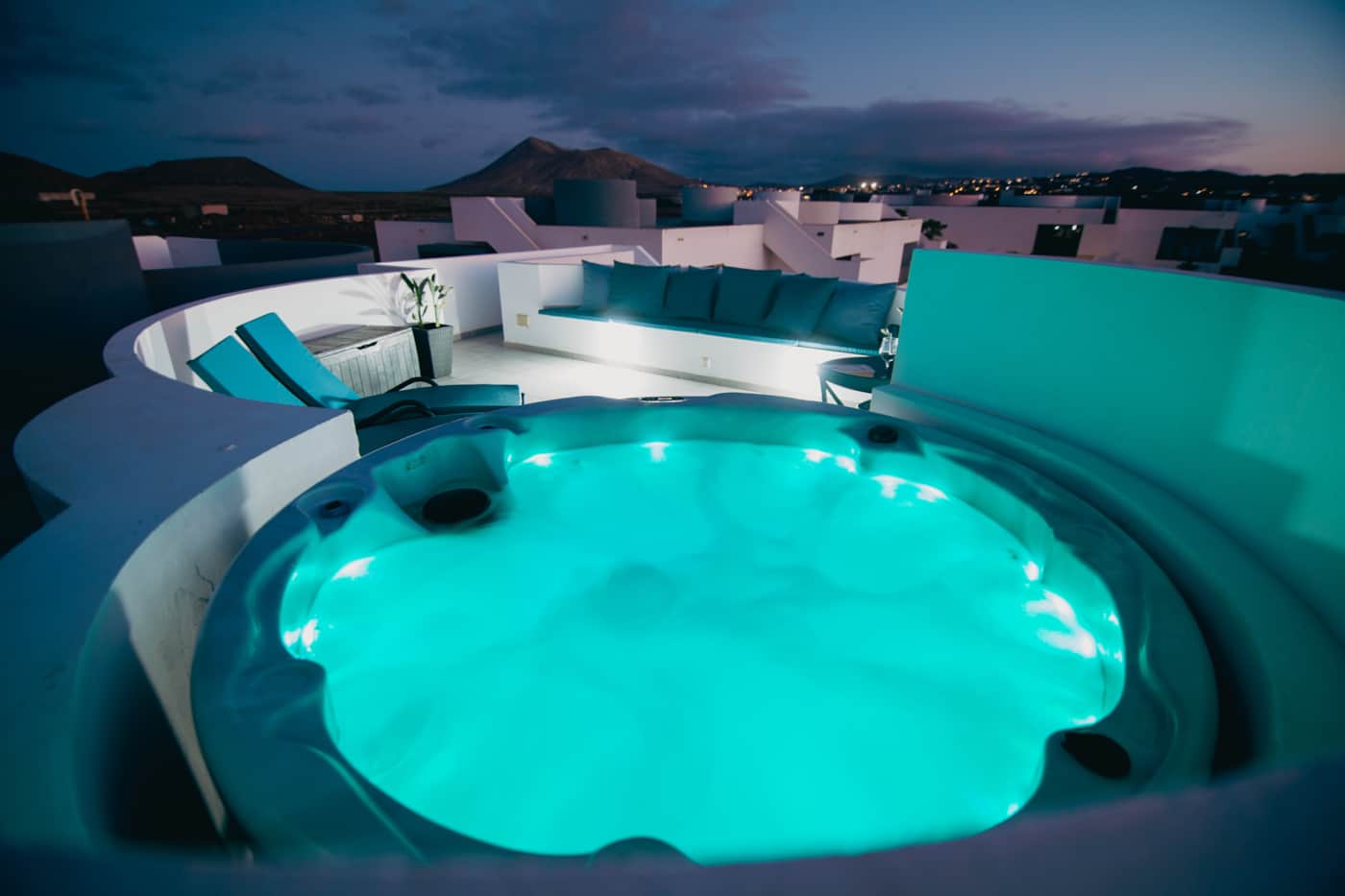 Jacuzzi privata illuminata di notte sulla terrazza dell’appartamento a Villaverde, Fuerteventura