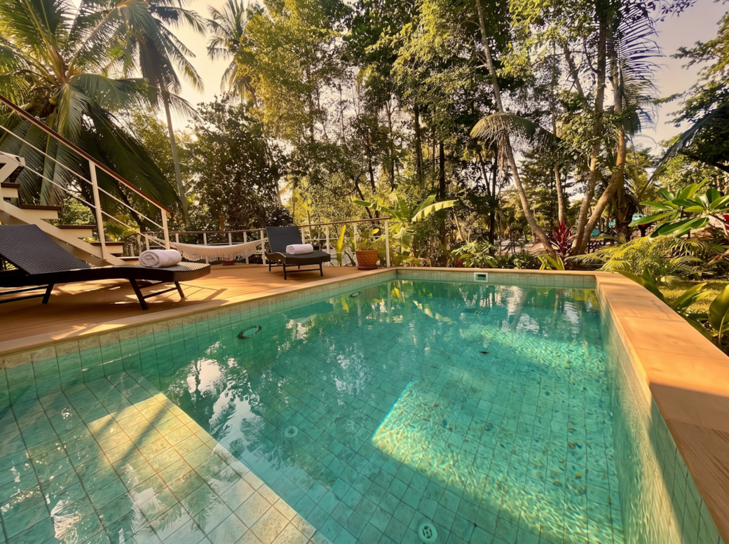 VillaLeo 01 pool loungers