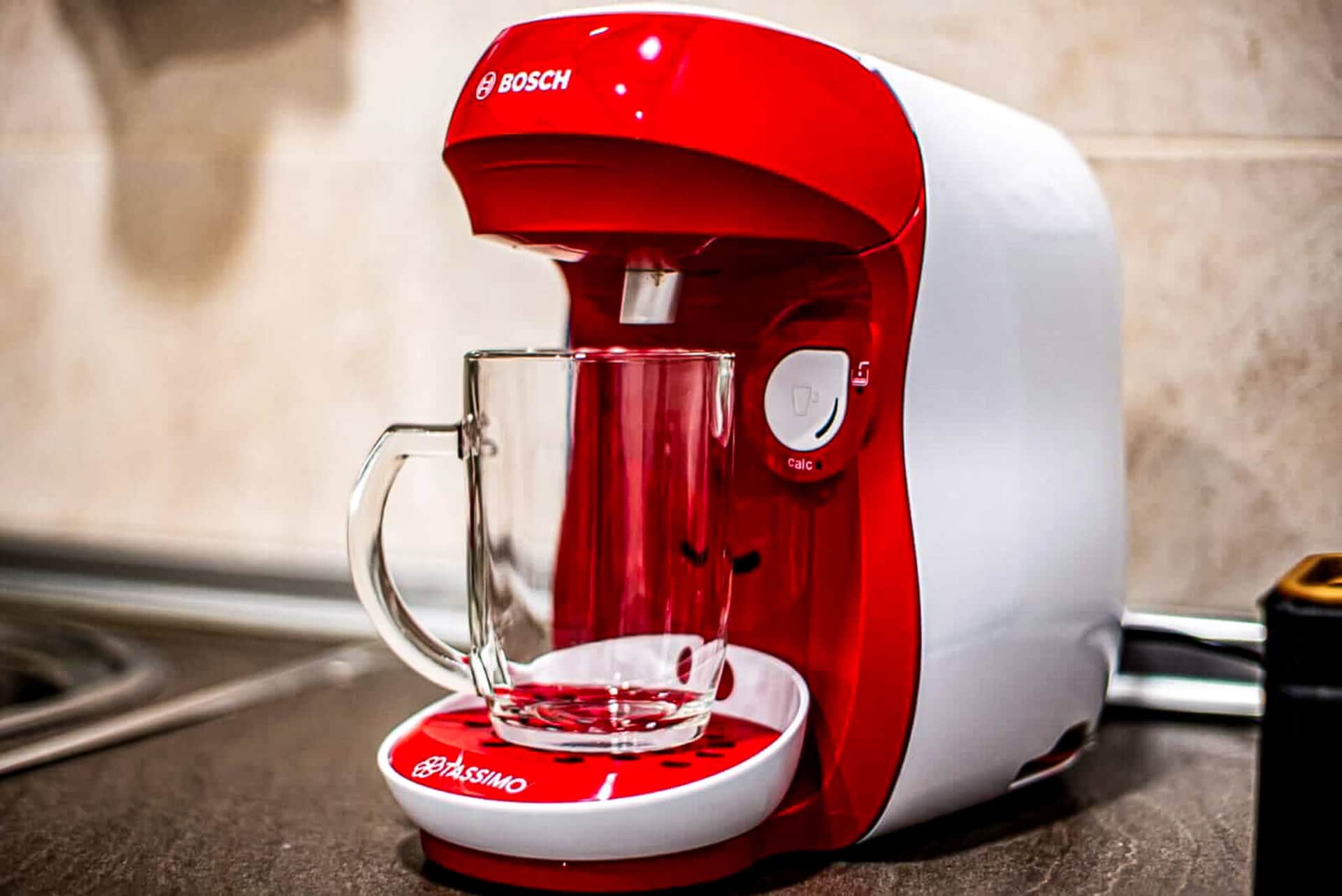 Cafetera de cápsulas en la cocina de La Casita de Ale en Polán