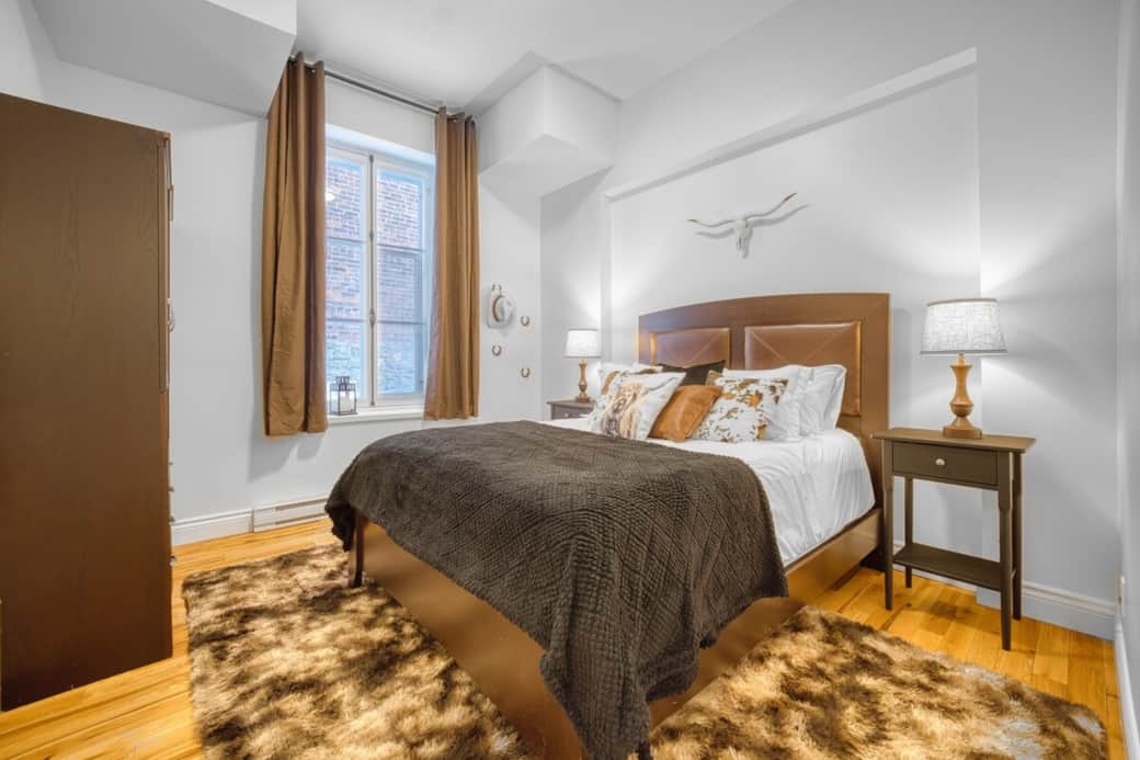 Chambres au décor Far West avec une généreuse luminosité, beaucoup de rangements et espaces généreux. Chambres au décor Far West avec une généreuse luminosité, beaucoup de rangements et espaces généreux.