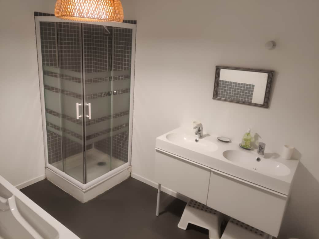 Salle de bain rdc avec baignoire