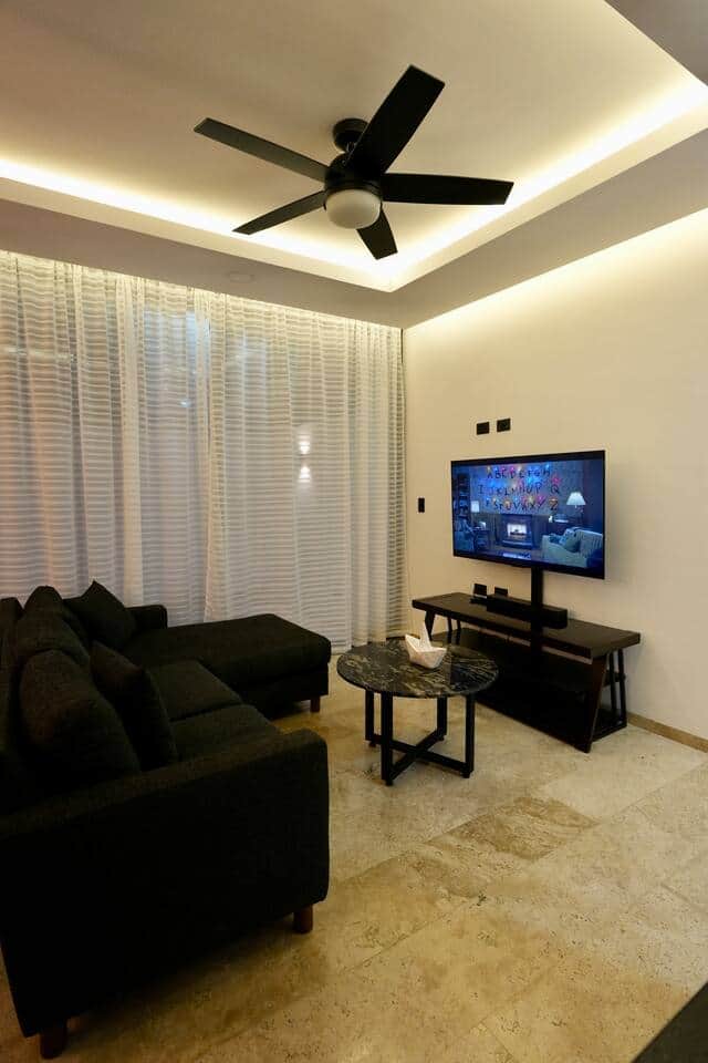 Sala con distintos ambientes e ilumunación ad-hoc a la ocasión, con Smart TV, barra de sonido premium, aire acondicionado y ventilador.