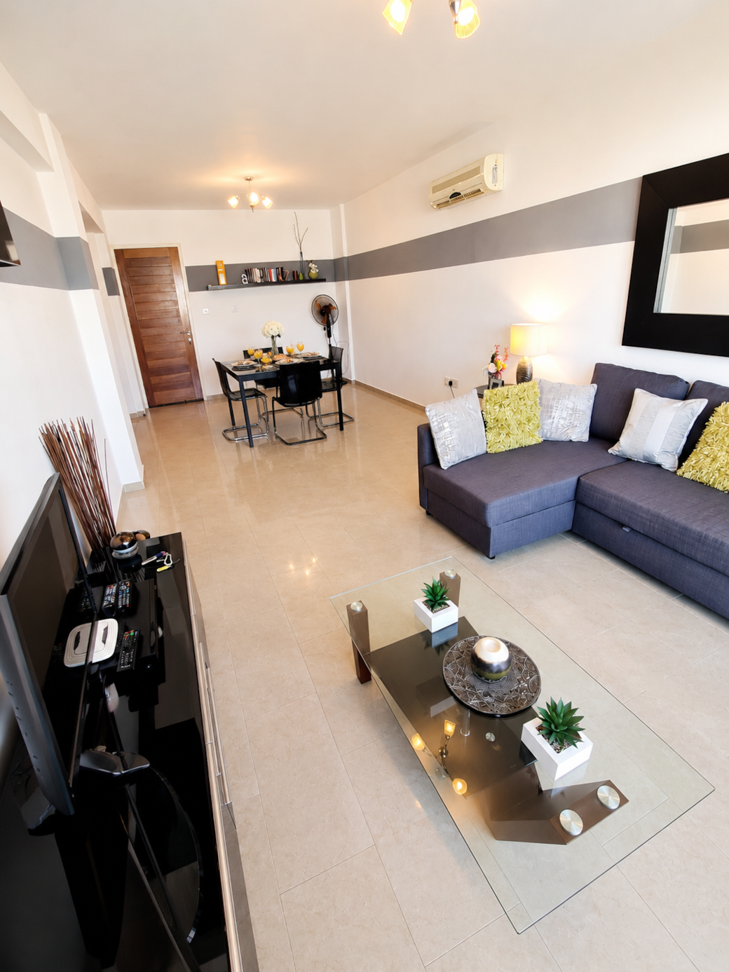 Spacious living area with TV and WIFI 