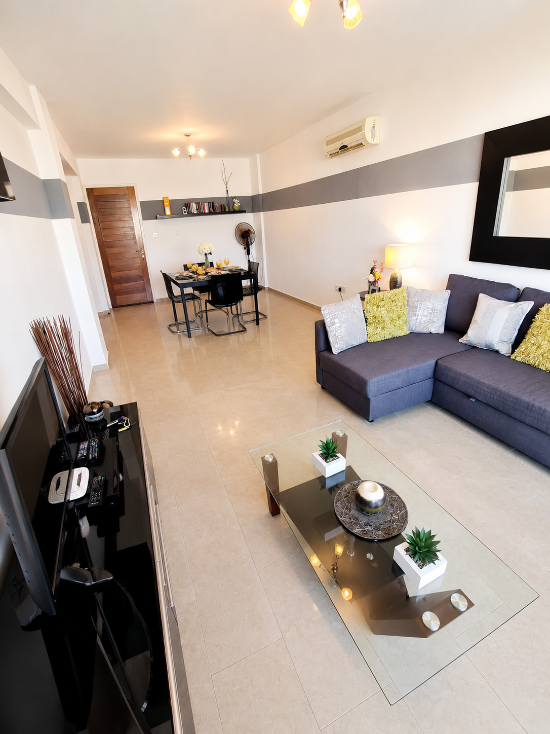Spacious living area with TV and WIFI 
