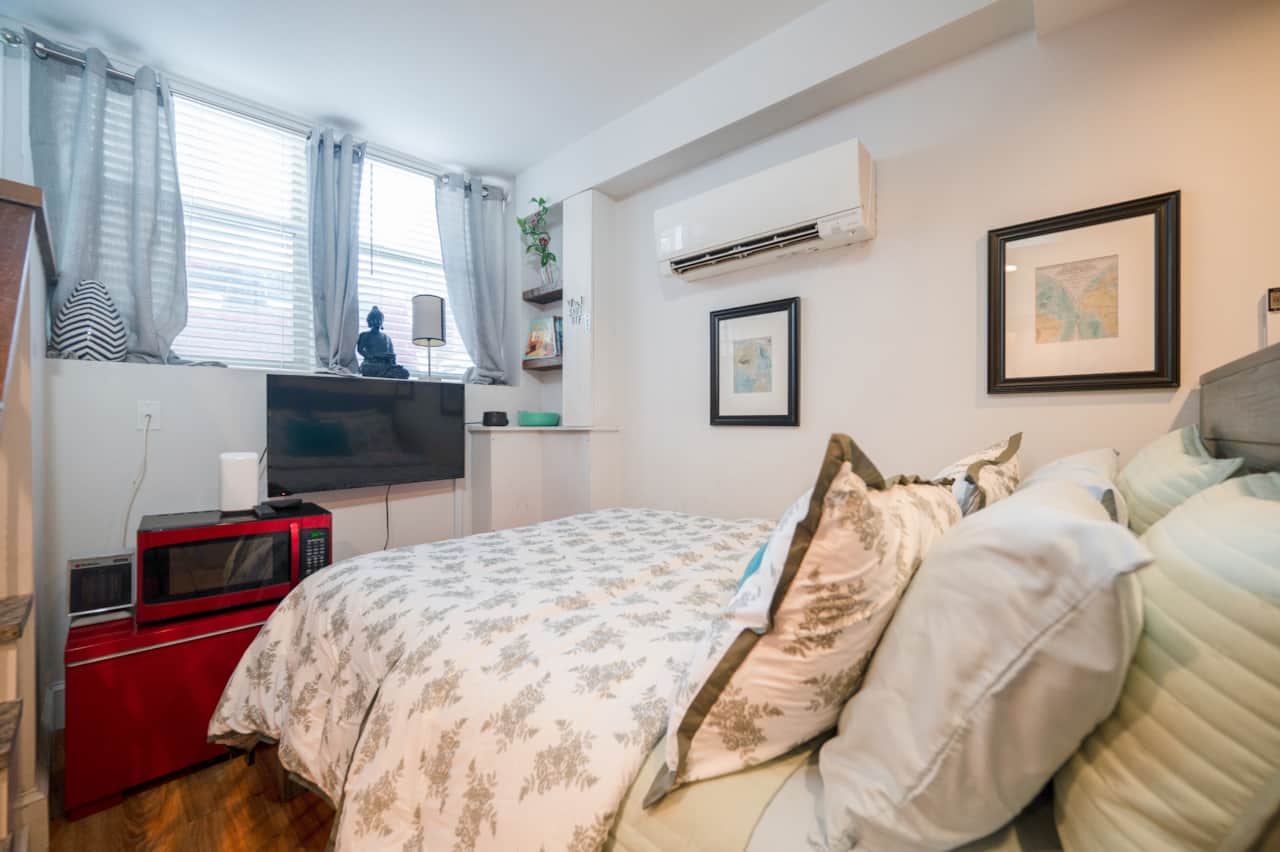 Perfect location studio -free Parking and a comfortable queen size  bed