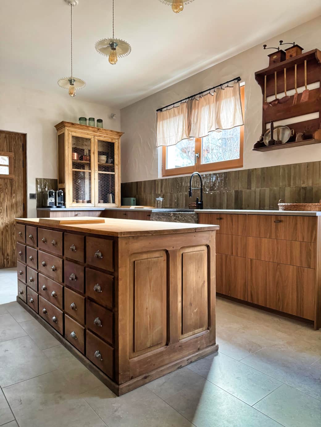 Ilot central réalisé avec un vieux meuble de métiers Ilot central réalisé avec un vieux meuble de métiers