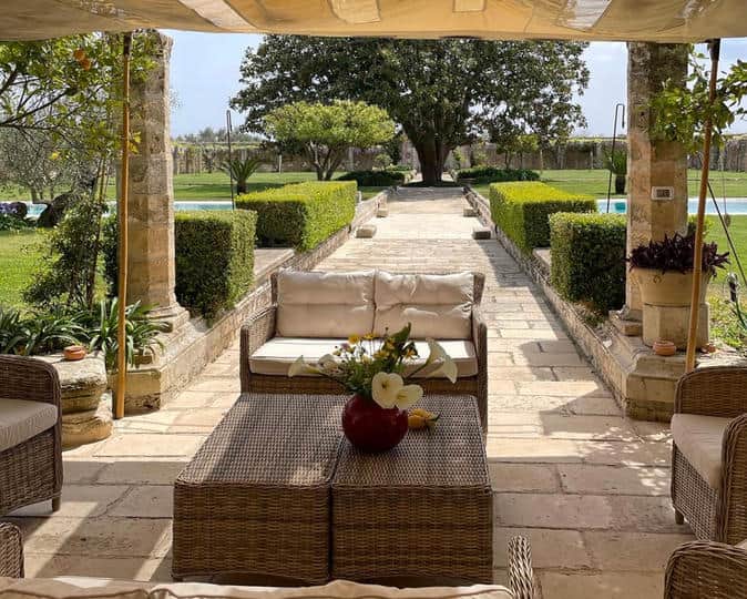 Casino Pisanelli - uscendo dalla Casa Principale, vista su tutto il giardino