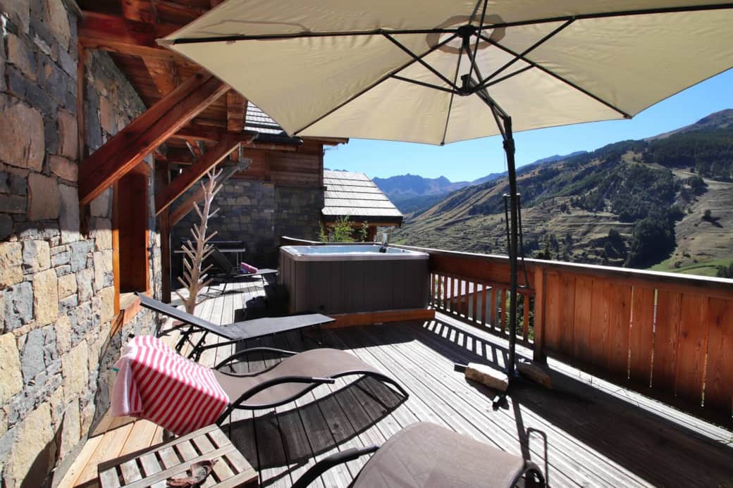 2ème terrasse au rez de chaussé du chalet où vue du côté du solarium, avec au fond la table de ping pong 2ème terrasse au rez de chaussé du chalet où vue du côté du solarium, avec au fond la table de ping pong