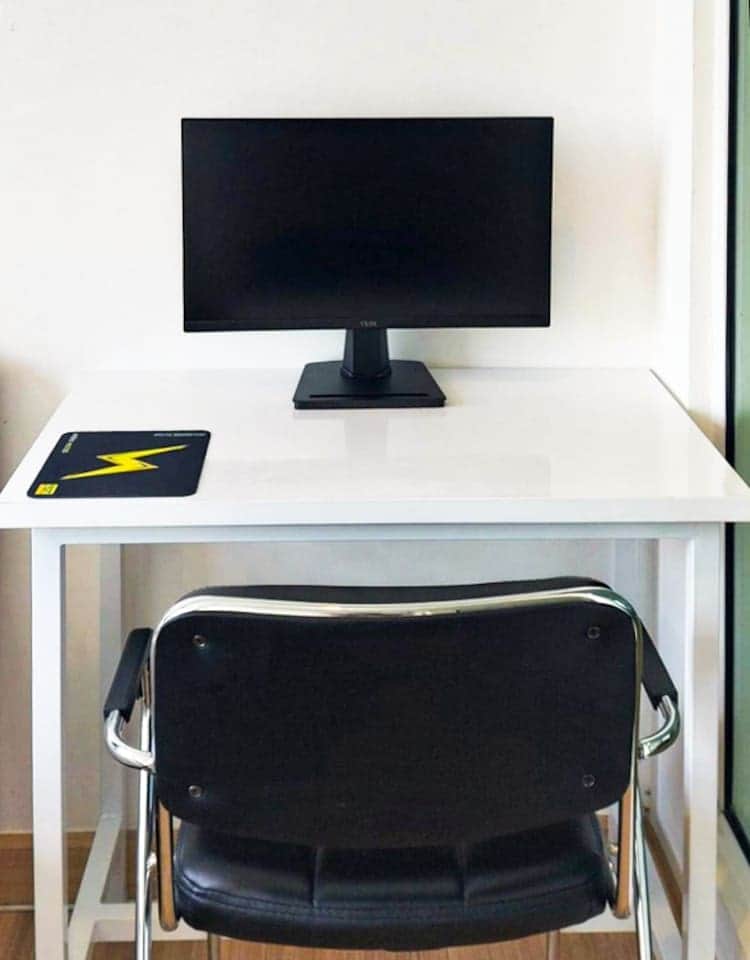 Working chair & 21.5" Monitor. High-resolution, perfect for online meetings.