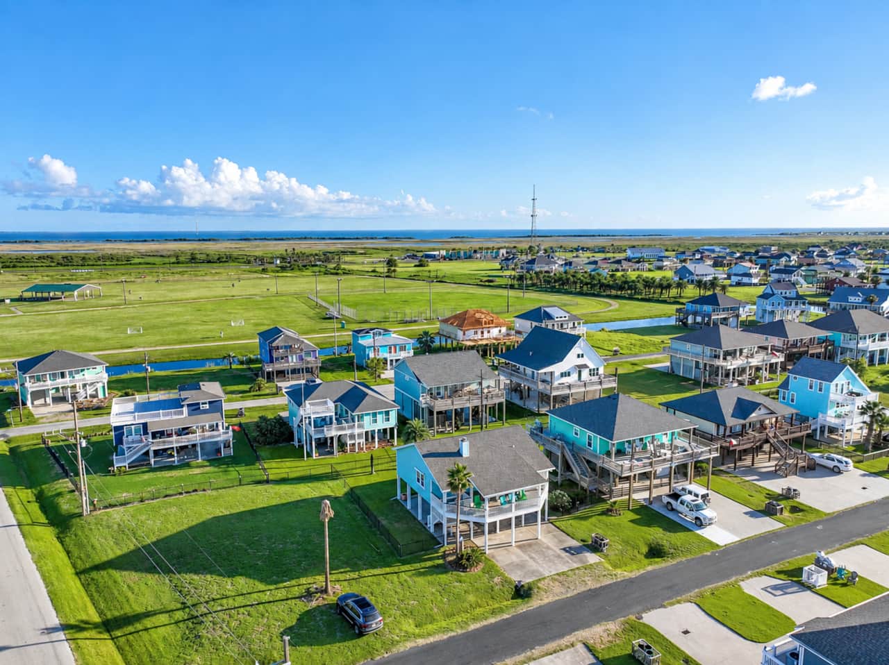 Aerial view of SeaHorsin Around and its large, fully fenced yard