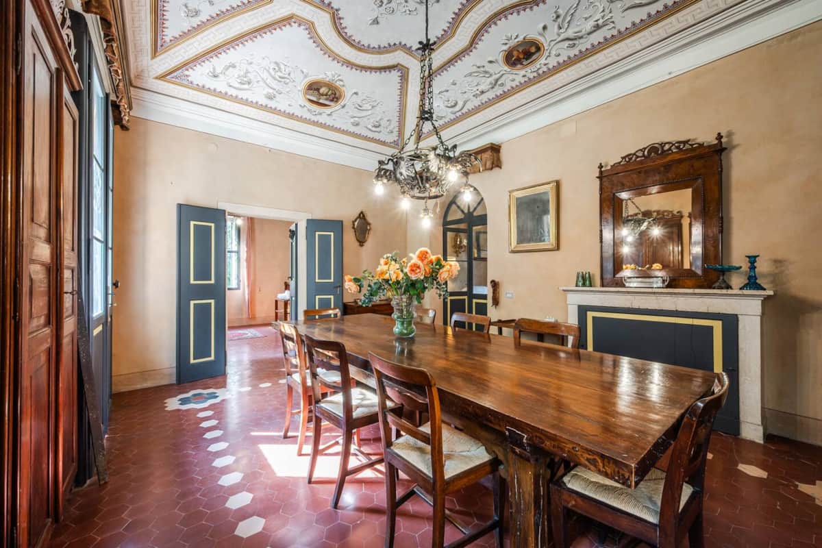 Sala da pranzo con soffitto affrescato