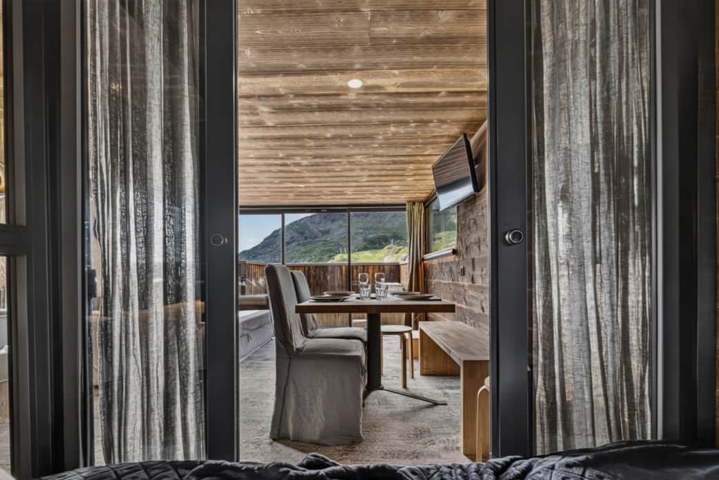 Light-filled corner lounge area, facing the snow-capped peaks of the 3 Valleys. Light-filled corner lounge area, facing the snow-capped peaks of the 3 Valleys.