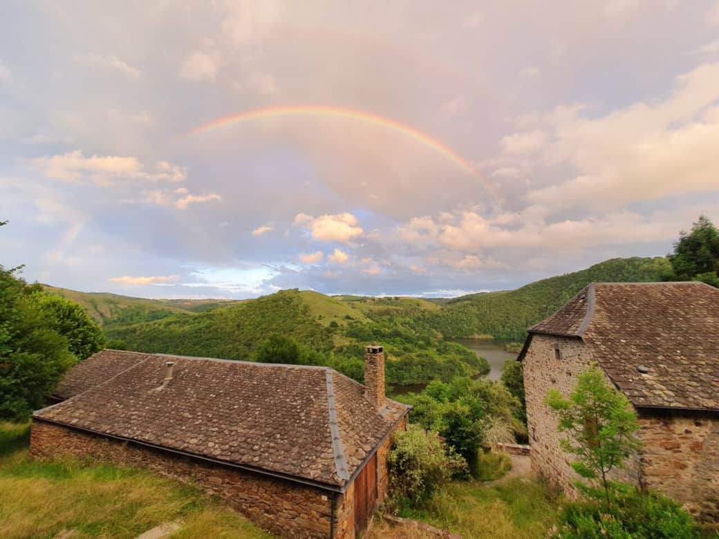 La vue depuis la terrsse du Gîte Gorges de la Truyère et le Lac de Lanau en contre bas,
