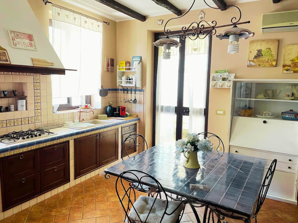 Grande cucina attrezzata perfetta per vacanze in Sicilia.
