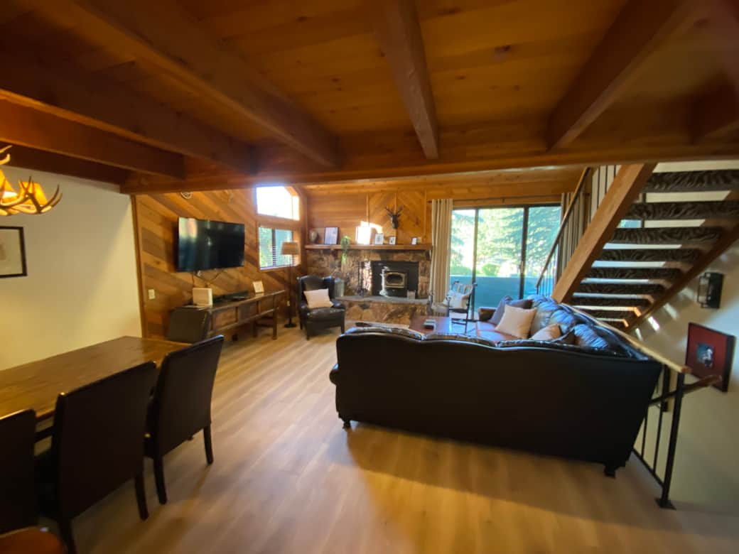 Living room/dining area (2nd floor)