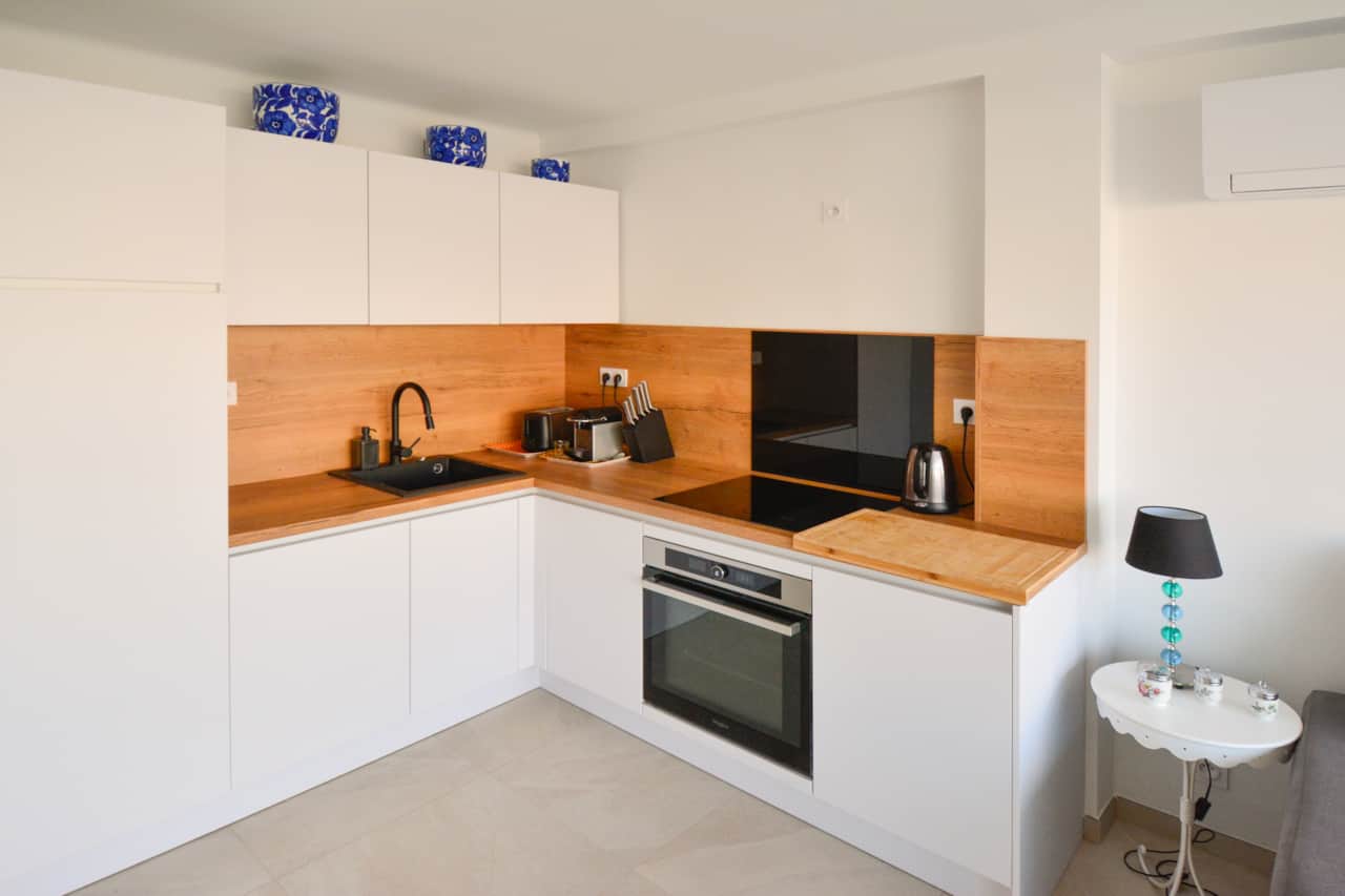 Cuisine équipée (four, cafetière, frigo, congélateur...)