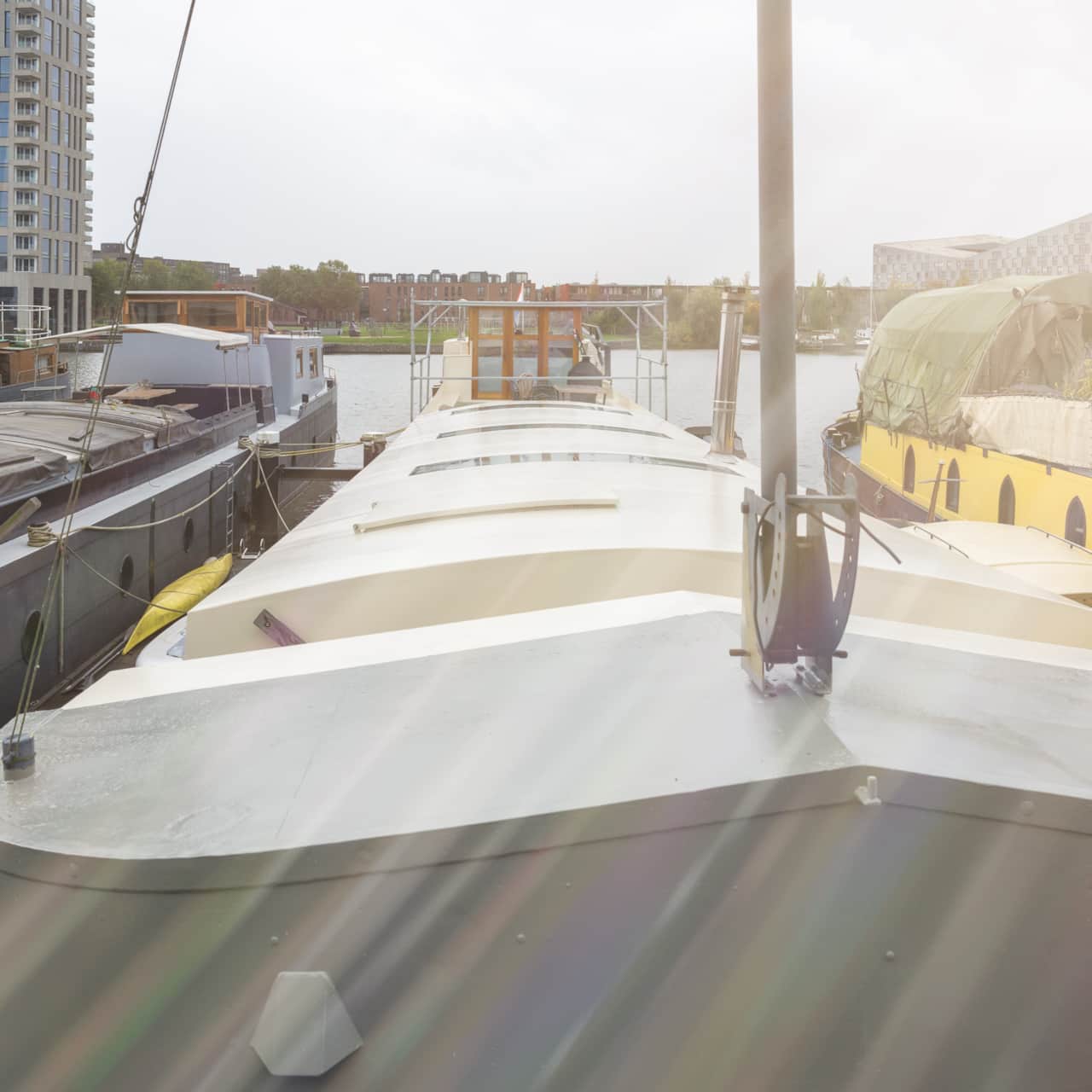 All aboard! Welcome to our Houseboat Kadans with your private boat suite - Houseboat Amsterdam BB