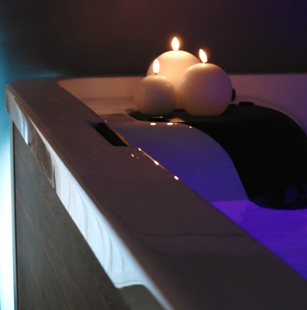 Volupté - Ambiance tamisée de l'espace détente au bord du jacuzzi