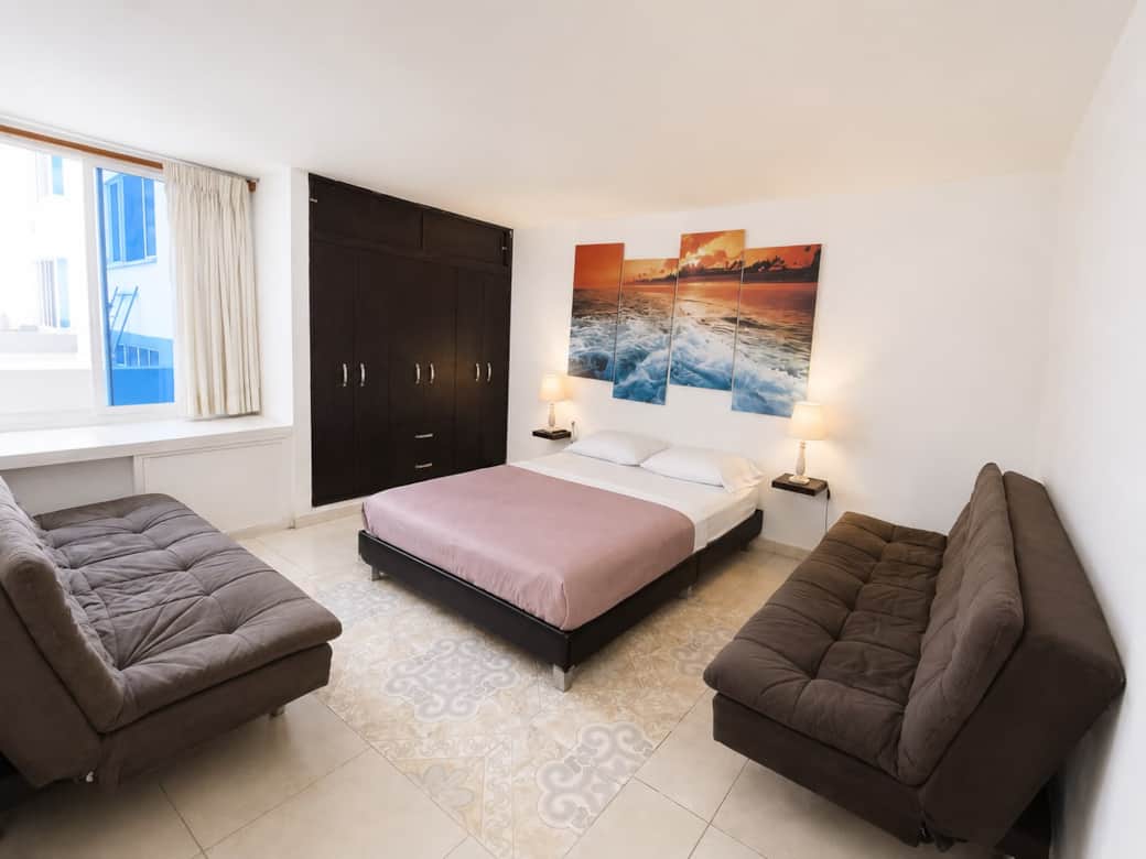 Habitación # 1 con cama doble y dos sofás camas