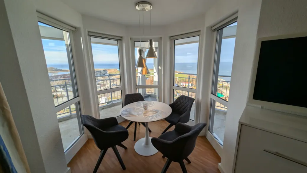 Bright dining area with panoramic views of the Baltic Sea - Living room
