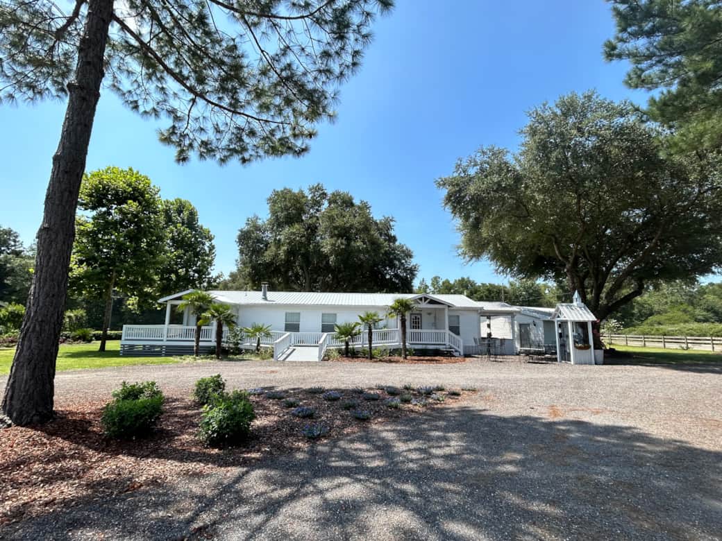 135 SW Evergreen Ct, "The White House" 135 SW Evergreen Ct, "The White House"