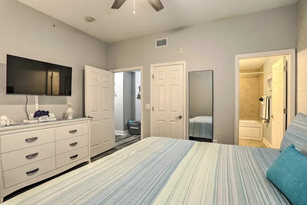 Master Bedroom - King Bed Master Bedroom - King Bed