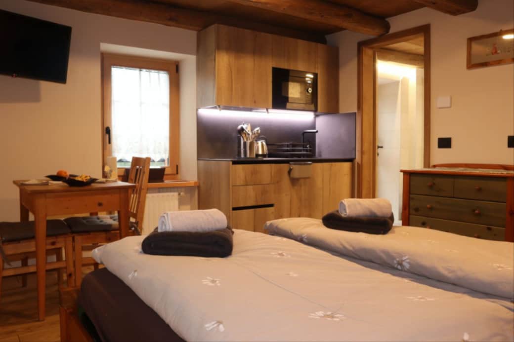 Letto, minicucina e tavolo