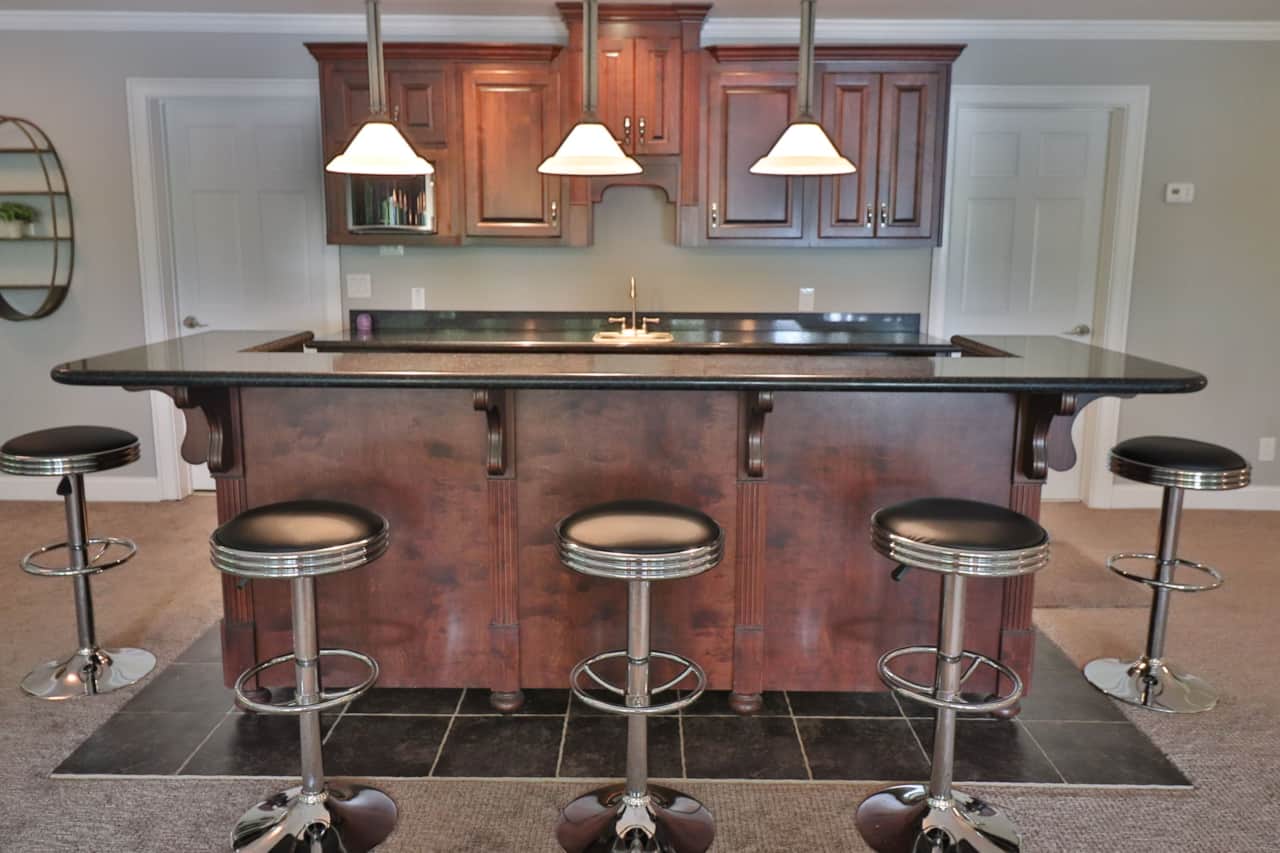 Lakefront Gem - Hartwell GA - Bar area in game room