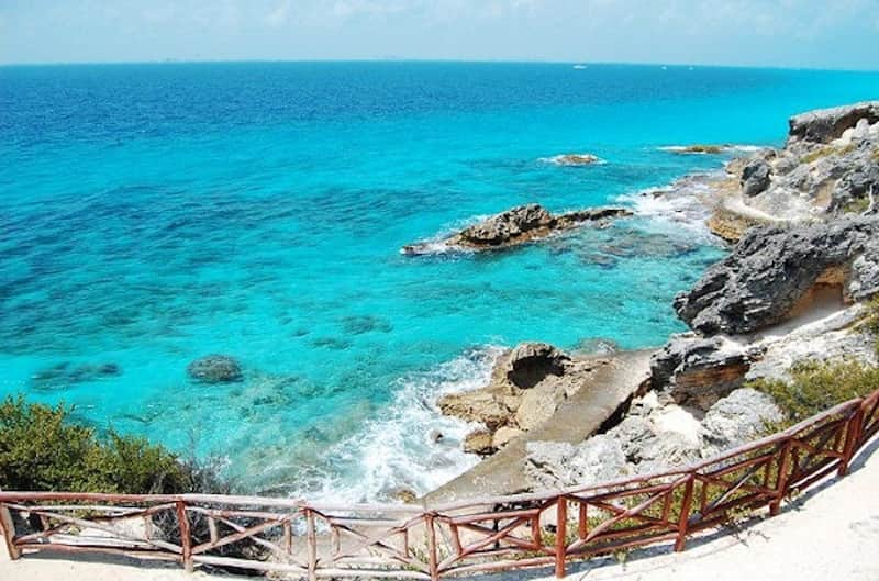 Coastal view of Parque Garrafón and its waterfront facilities