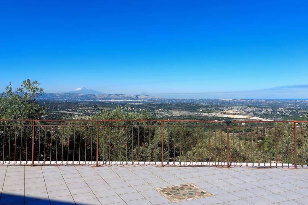 The house overlooks this splendid panoramic terrace, with a newly built swimming pool, from which you can admire the south-eastern coast from Cassibile to Syracuse up to the Belvedere. From here you can also see Etna.