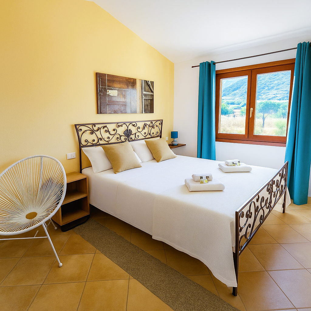 Camera da letto matrimoniale al piano superiore, luminosa con accesso diretto al patio superiore