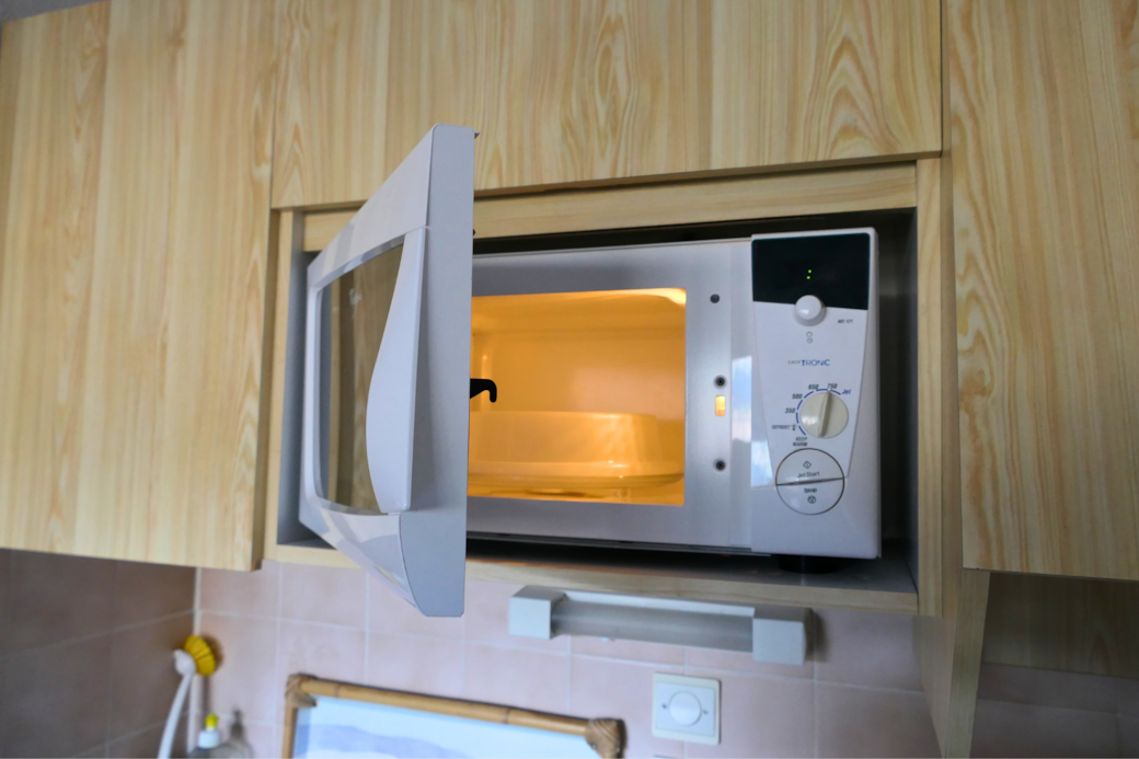 Four micro-ondes et rangements – cuisine fonctionnelle