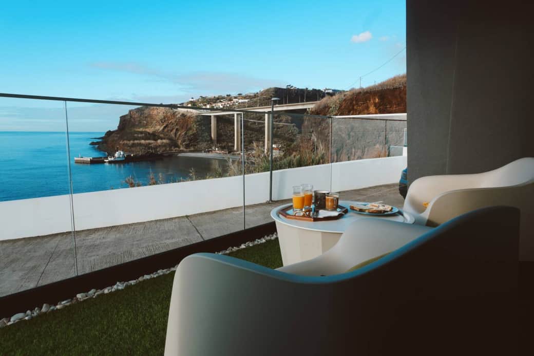 V -  Pequeno Almoço na Varanda