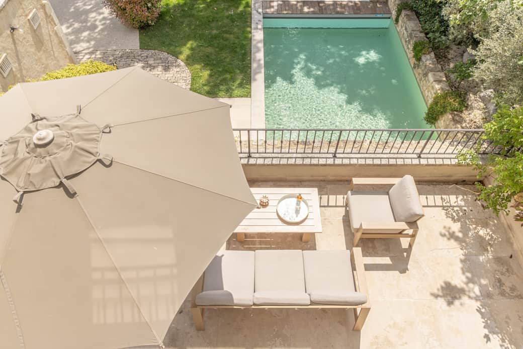 Vue aerienne terrasse piscine salon exterieur jardin bastide du couchant saint remy de provence