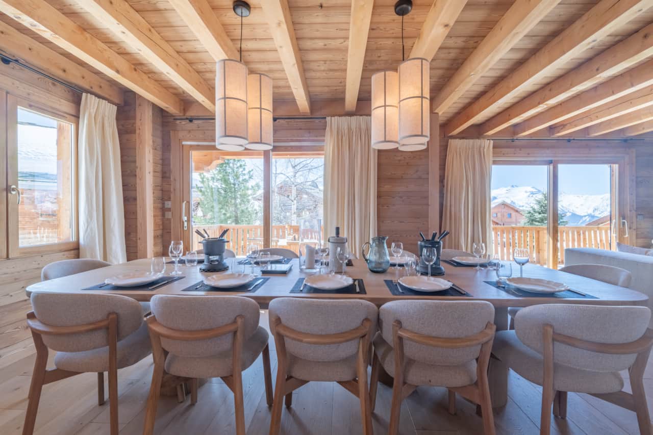 Chalet La Source - Grande table face aux montagnes