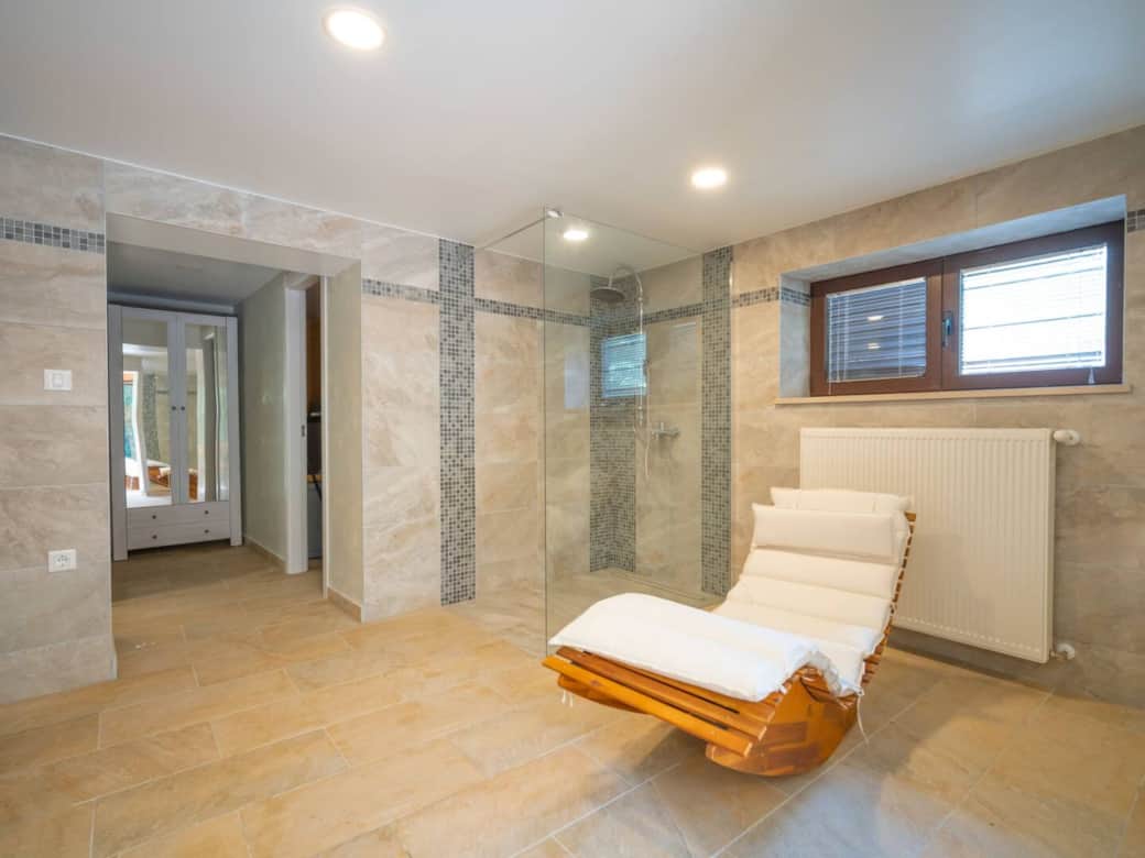 Spa area & shower