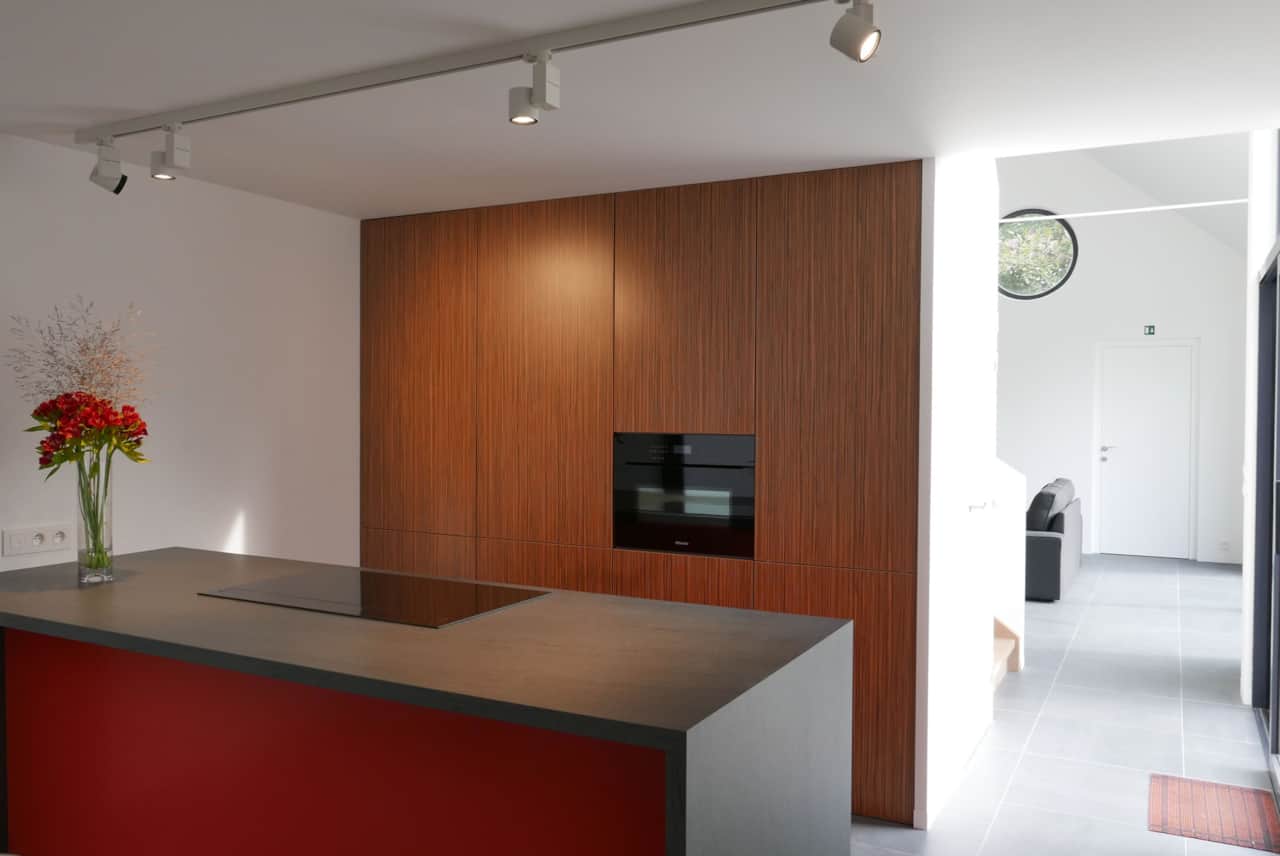 La cuisine high-tech se fait discrète mais déploie tous ses atouts lorsque les portes s'ouvrent.