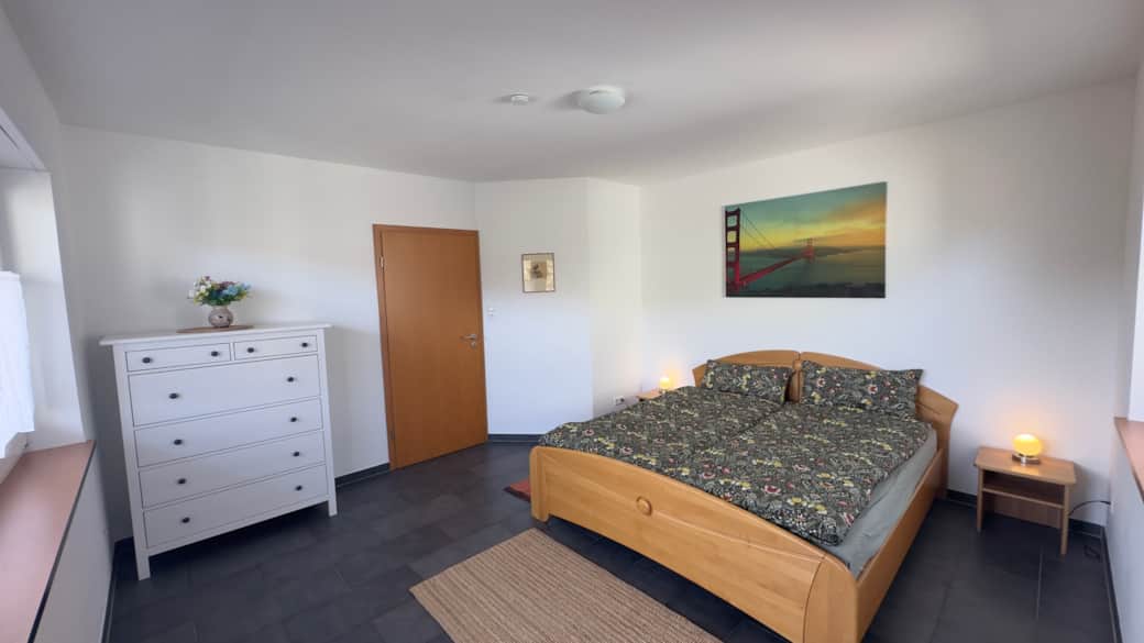 Großzügiges Schlafzimmer – stilvoll und komfortabel eingerichtet Großzügiges Schlafzimmer – stilvoll und komfortabel eingerichtet